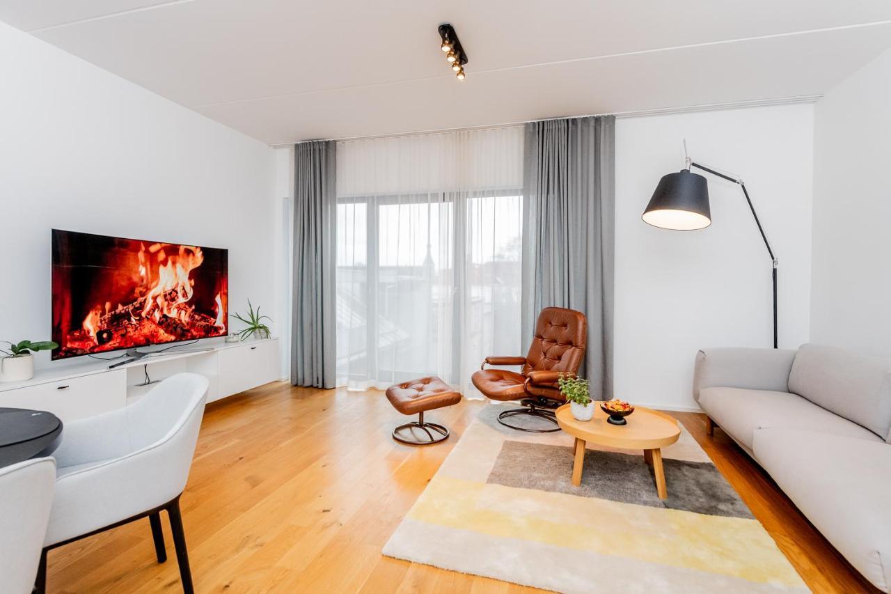 Heart Of Living - Contemporary 2 Bedroom With Balcony & Parking Appartement