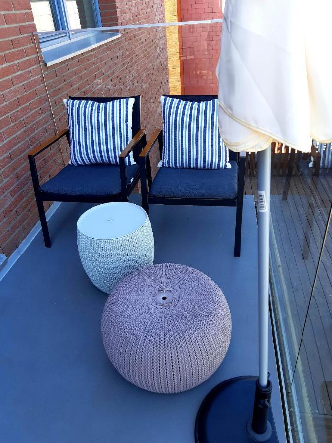 Heart Of Living - Contemporary 2 Bedroom With Balcony & Parking Appartement *